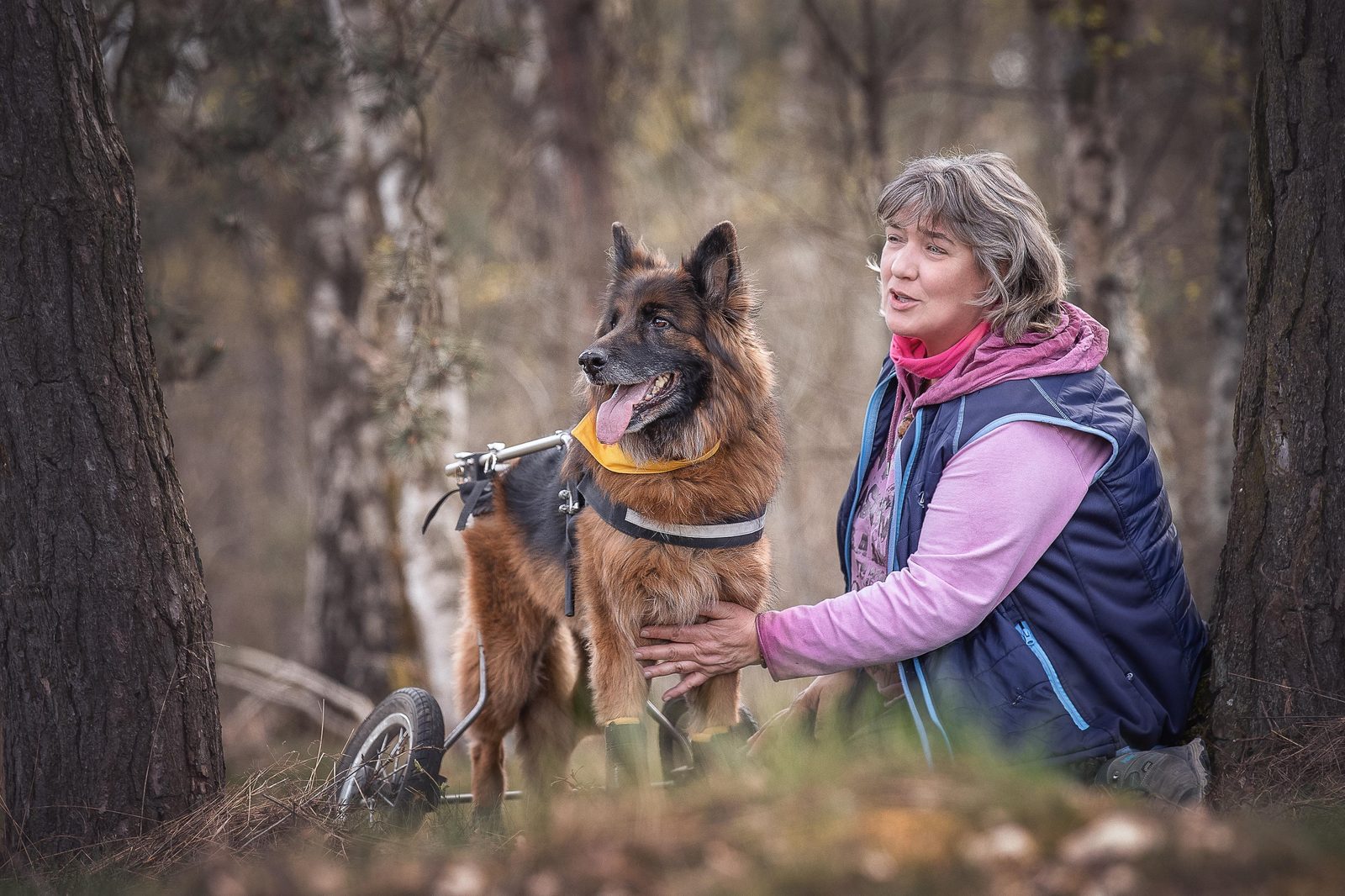 Sabine Padberg mit ihrem Hund im Wald